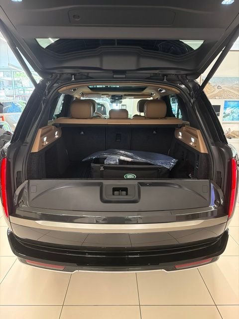 New 2026 Carpathian Grey LAND ROVER SE PHEV image 9