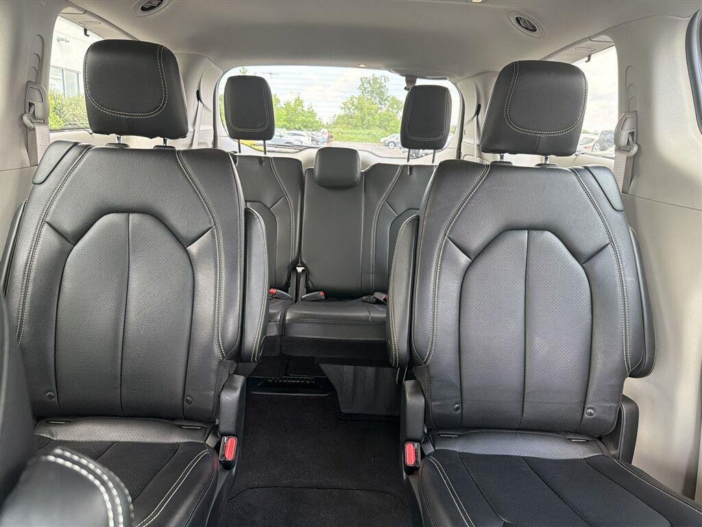 Used 2022 Silver Mist Clearcoat Chrysler Touring L image 12