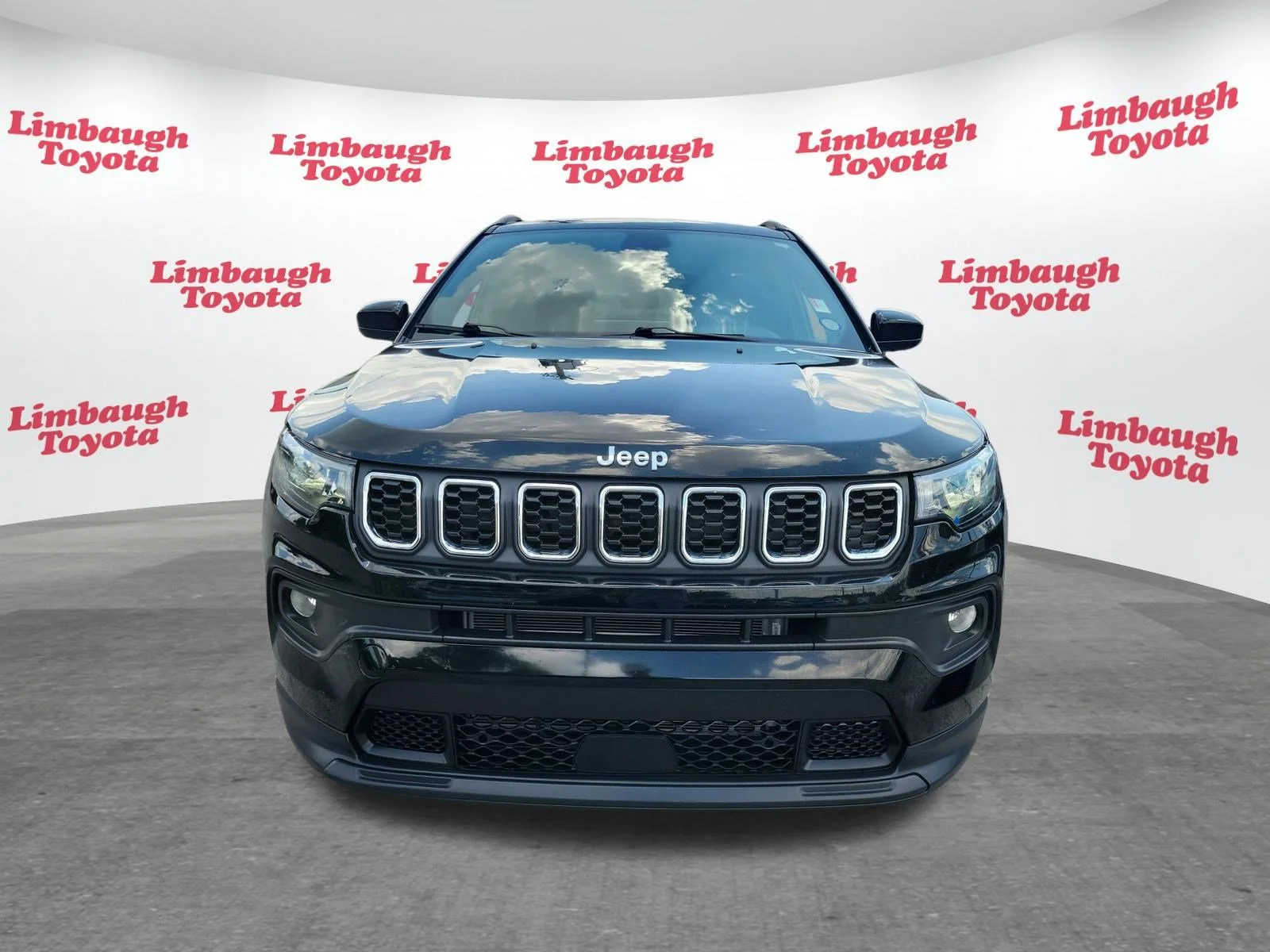 Used 2024 Diamond Black Crystal Pearlcoat Jeep Latitude image 19