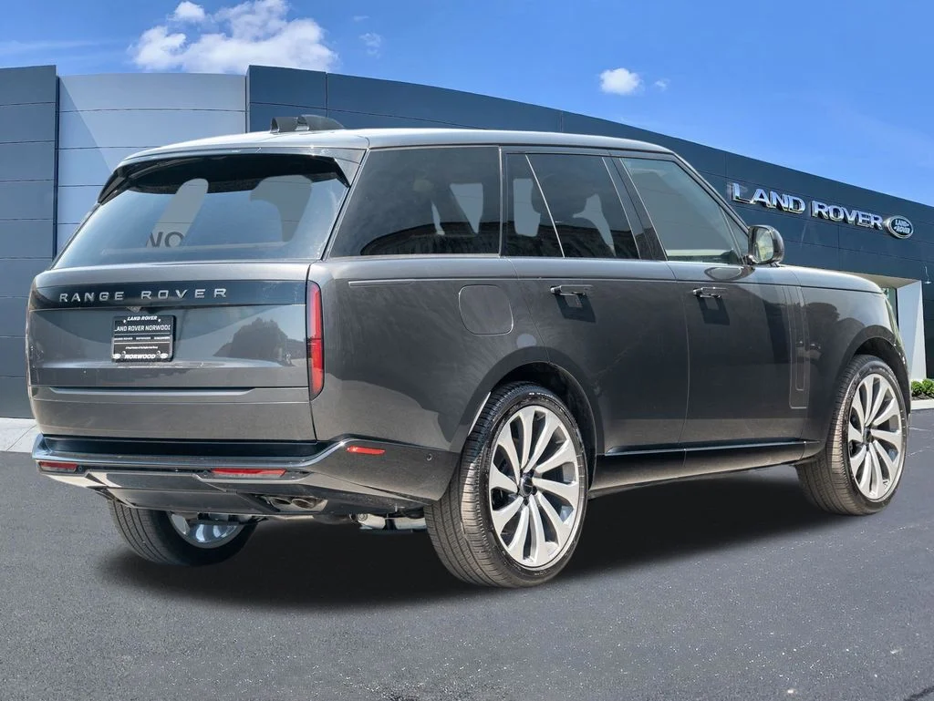 New 2026 Carpathian Grey Land Rover SE image 4