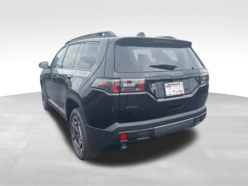 New 2026 Diamond Black Crystal Pearl-Coat Exterior Paint Jeep Limited image 5