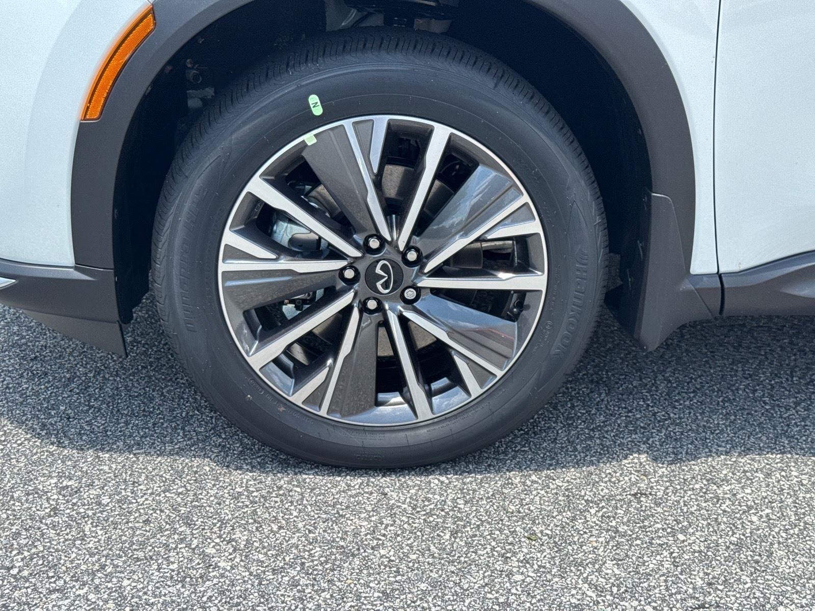 New 2027 RADIANT WHITE INFINITI Luxe FWD image 9