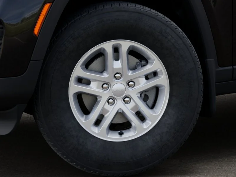 New 2025 Diamond Black Crystal Pearl-Coat Exterior Paint Jeep Laredo image 40