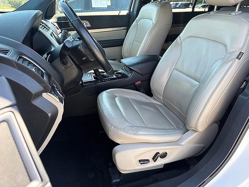 Used 2018 White Platinum Clearcoat Metallic Ford XLT image 14