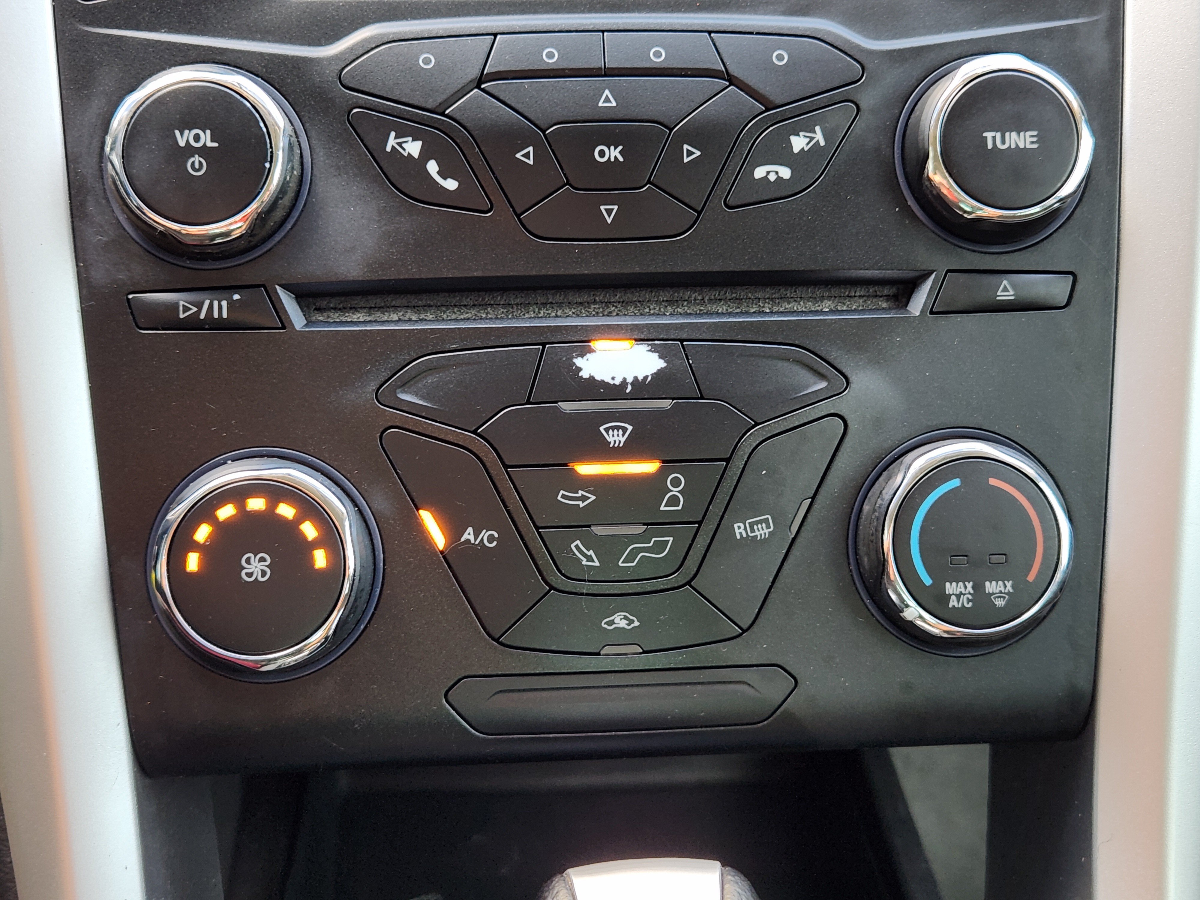 Used 2013 Tuxedo Black Metallic Ford SE image 18