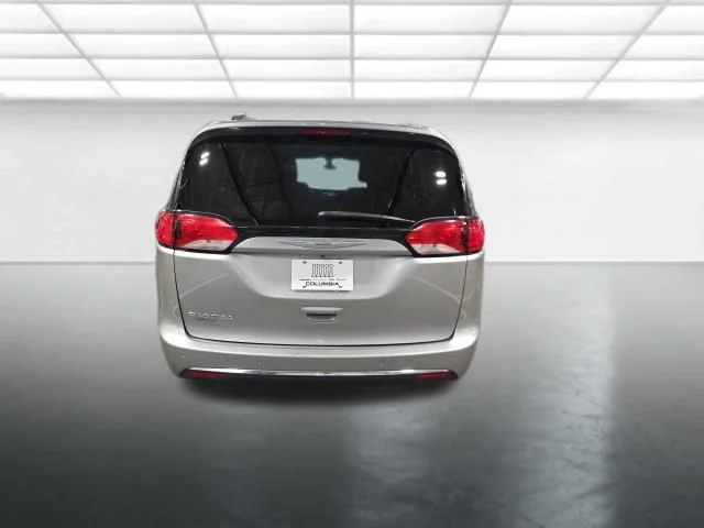 Used 2017 Silver Chrysler Touring L image 5