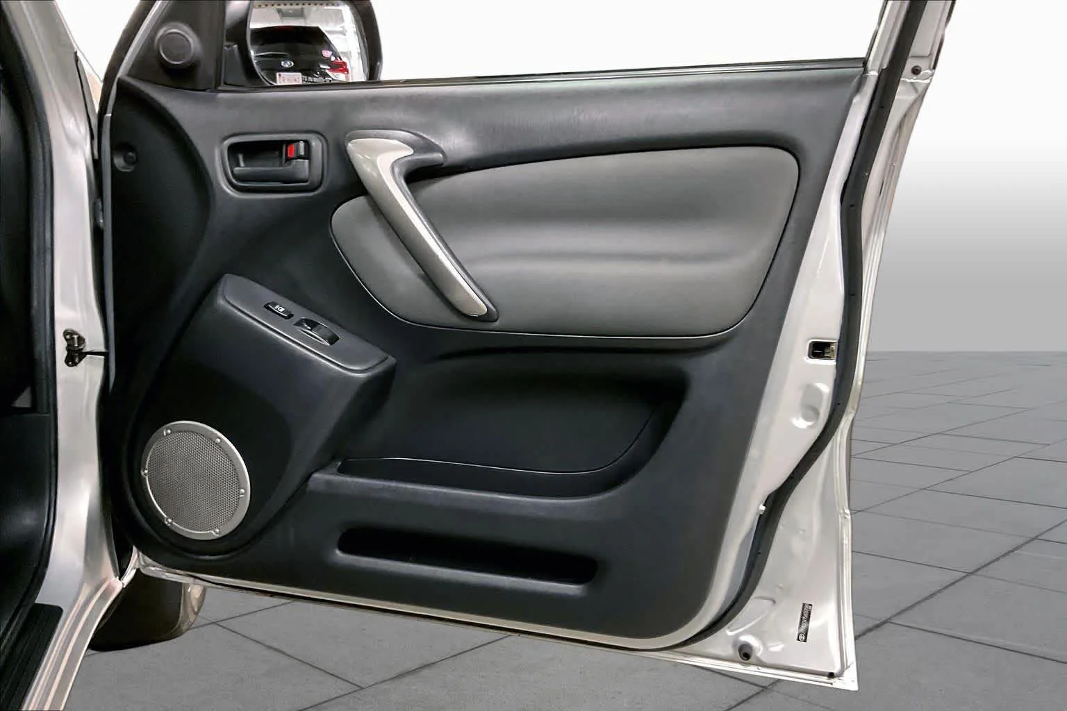 Used 2005 Titanium Metallic Toyota  image 22