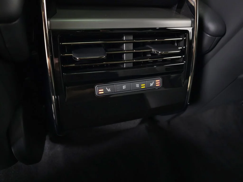 Used 2025 White Land Rover Dynamic SE image 39