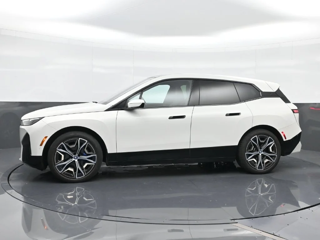 Used 2024 White BMW xDrive50 image 3