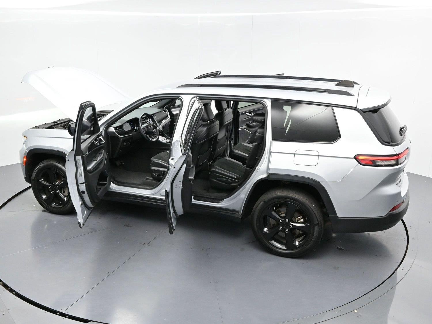Used 2021 Silver Jeep Altitude image 37