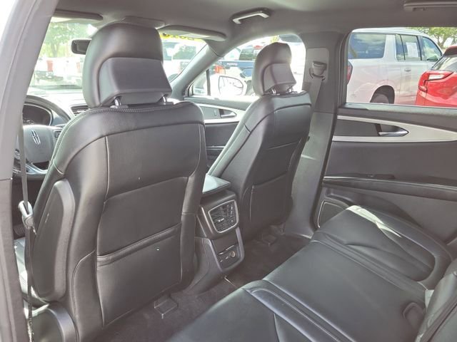 Used 2016 White Lincoln Premiere image 10