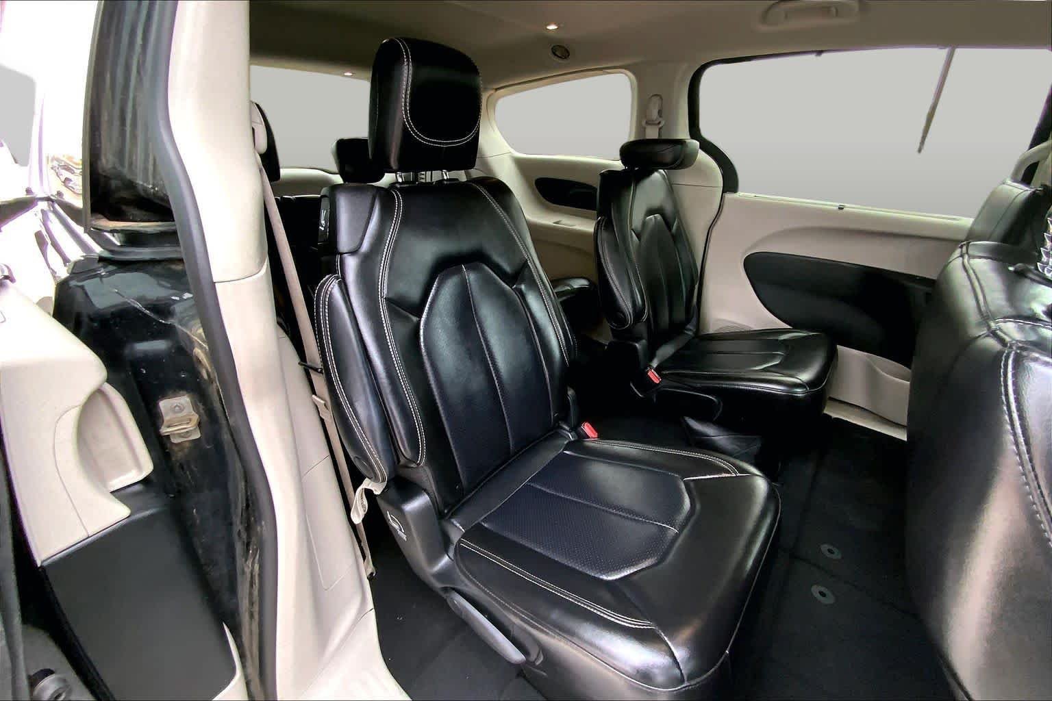 Used 2023 Brilliant Black Crystal Pearlcoat Chrysler Touring L image 20