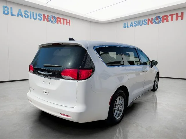 Used 2022 White Chrysler LX image 5