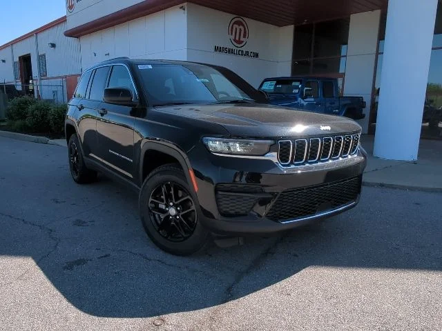 New 2026 Diamond Black Crystal Pearl-Coat Exterior Paint Jeep Laredo X image 3