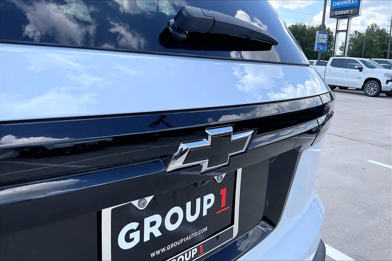 New 2027 Polar White Tricoat Chevrolet LT image 15