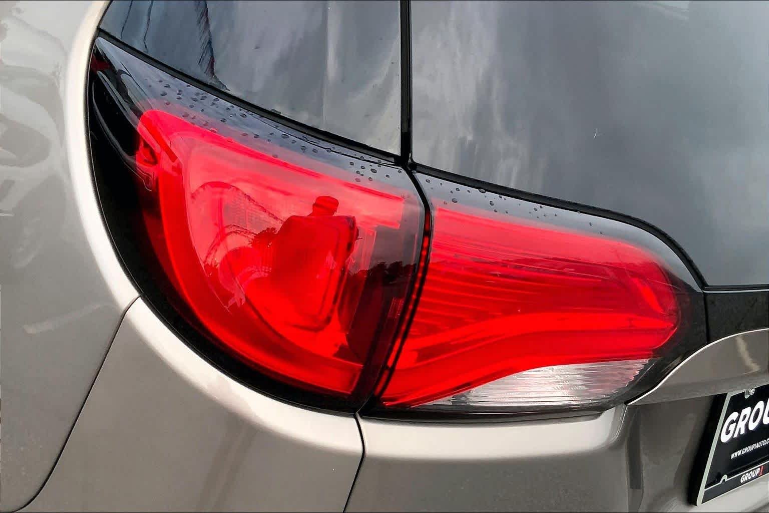 Used 2018 Molten Silver Chrysler Touring Plus image 27