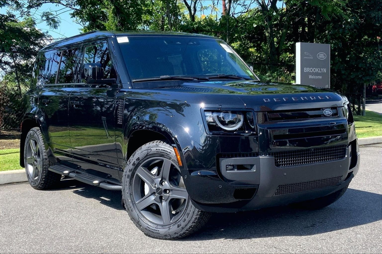 New 2026 Santorini Black Land Rover X-Dynamic SE image 2