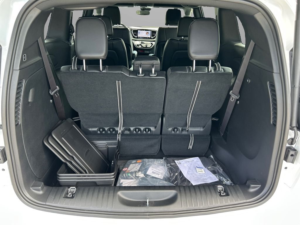 2025 Chrysler Voyager LX - Photo 12