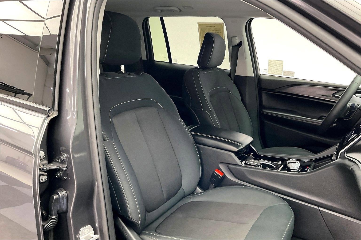 2023 Jeep Grand Cherokee Laredo photo 5