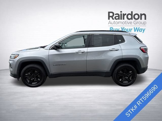 Used 2024 Silver Zynith Metallic Clearcoat Jeep Latitude image 4