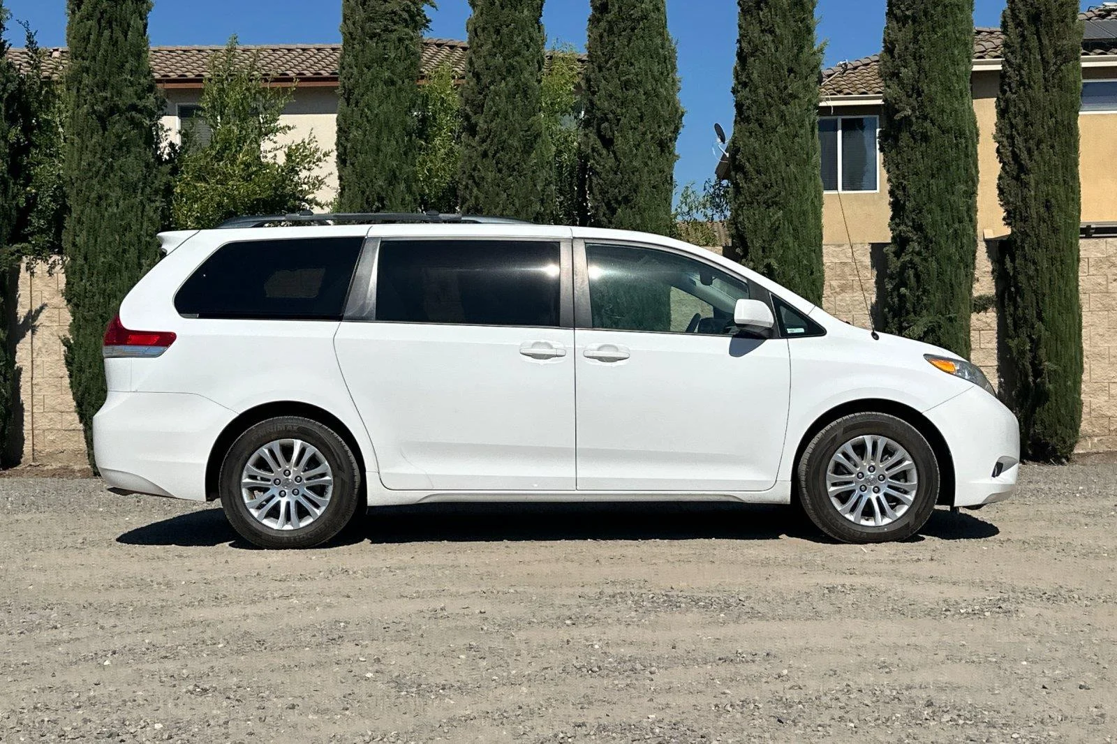 Used 2014 Super White Toyota XLE 8-Passenger image 3