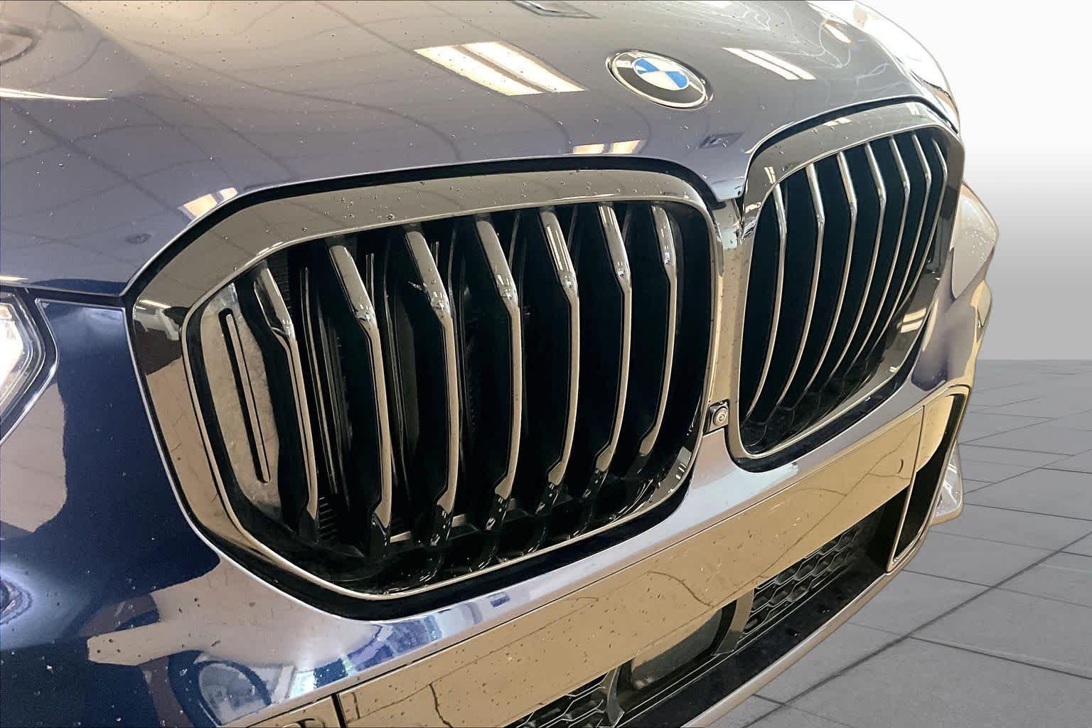 Certified Used 2021 Tanzanite Blue II Metallic BMW M50i image 28