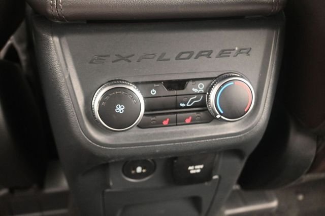 Used 2025 Black Metallic Ford Platinum image 17