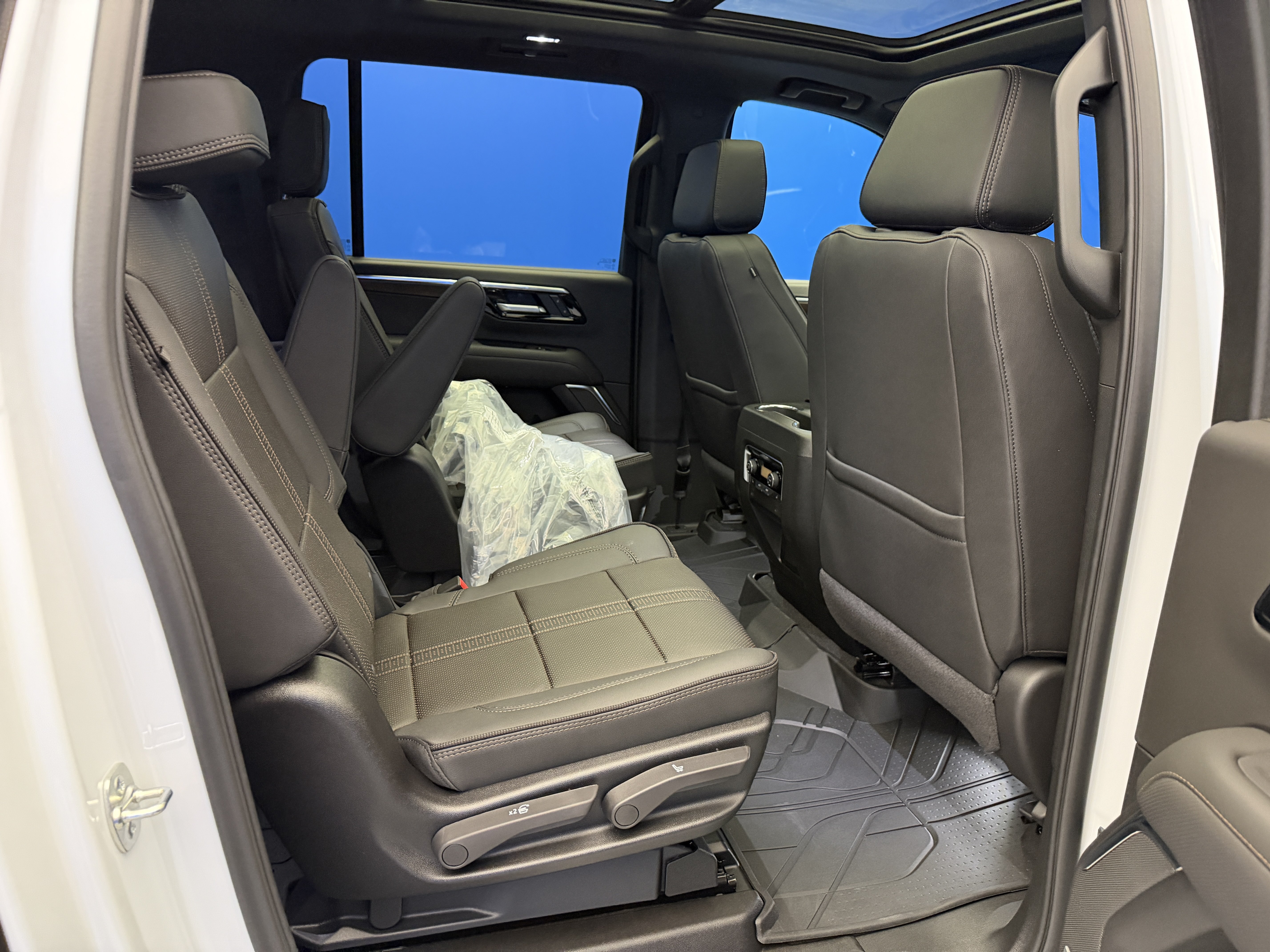 2026 Chevrolet Suburban High Country - Photo 31