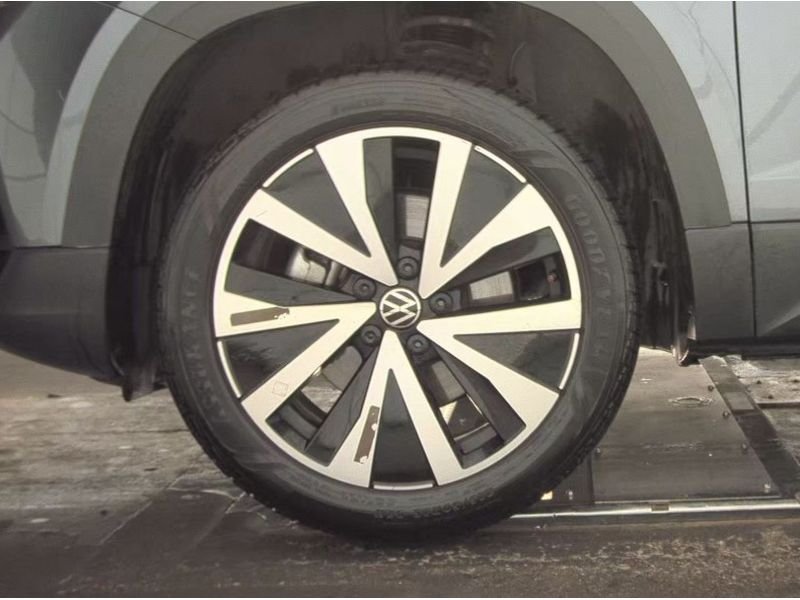 Used 2024 Blue Volkswagen SE image 19