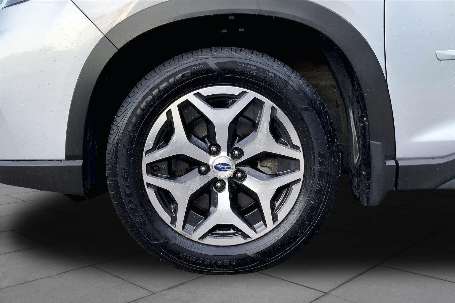 Used 2020 Ice Silver Metallic Subaru Premium image 11