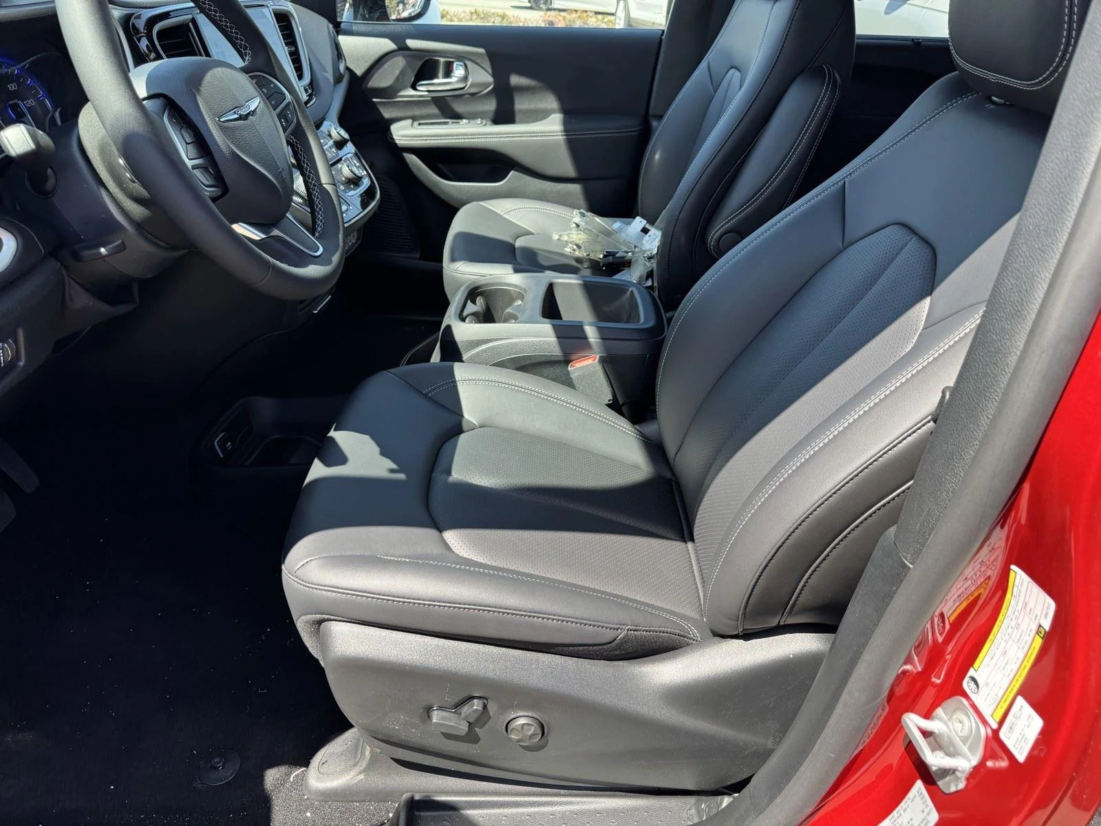 2025 Chrysler Voyager LX - Photo 14