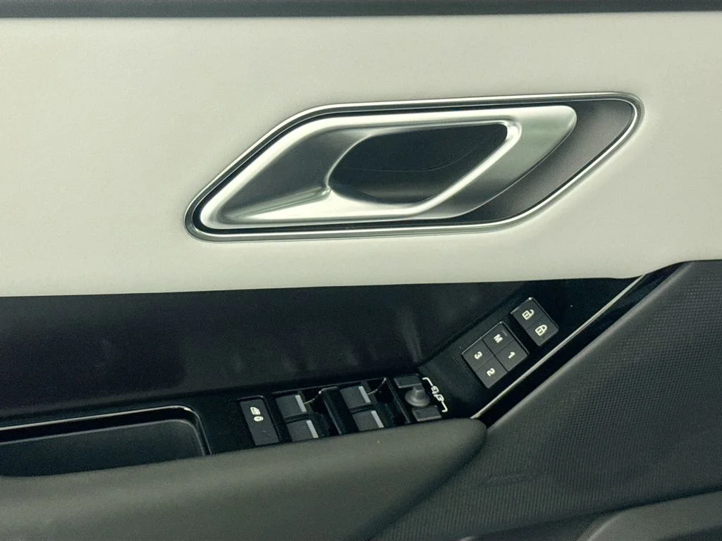 New 2026 Santorini Black Land Rover Dynamic SE image 16