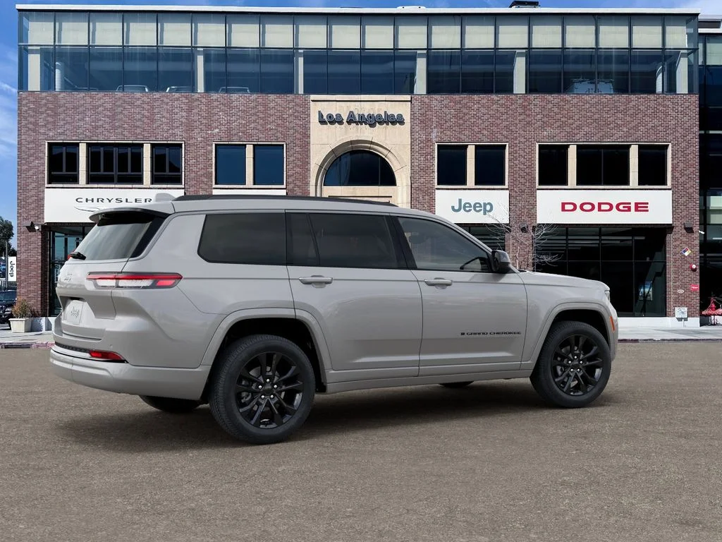 New 2026 Silver Zynith Exterior Paint Jeep Limited Reserve image 4