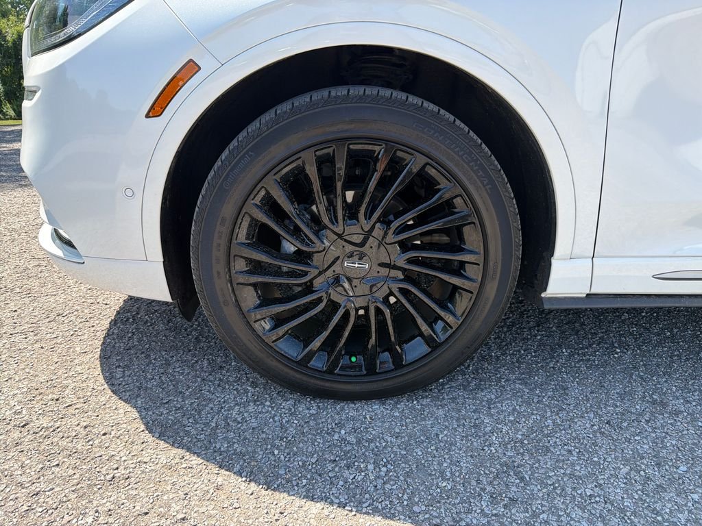 Used 2021 White Lincoln Reserve image 10
