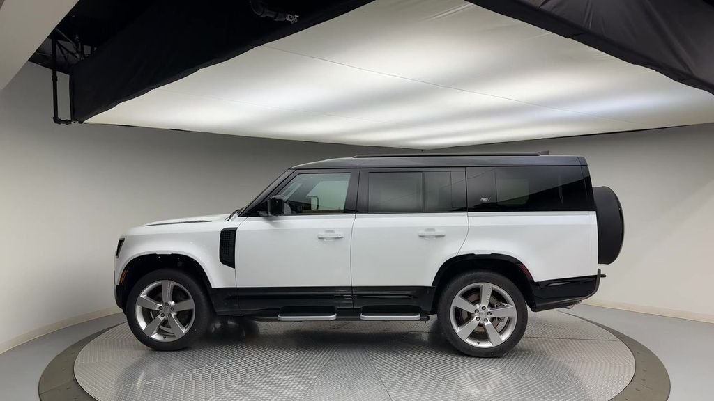 Used 2024 Fuji White Land Rover X-Dynamic SE image 5