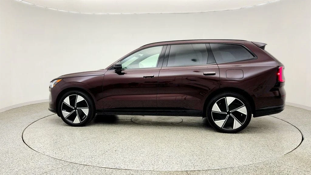 Used 2025 Mulberry Metallic Volvo Twin Motor Performance Ultra 6-Seater w/ Bowers & Wilkins Audio image 8