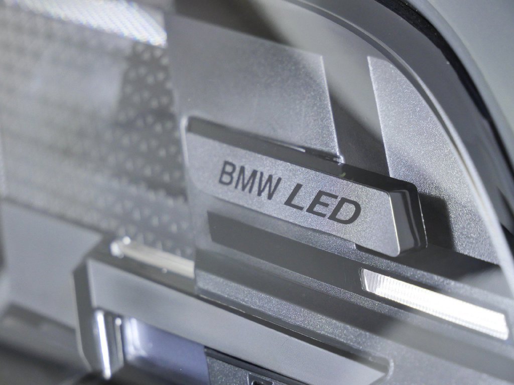 New 2026 Dravit Grey Metallic BMW M60i image 4