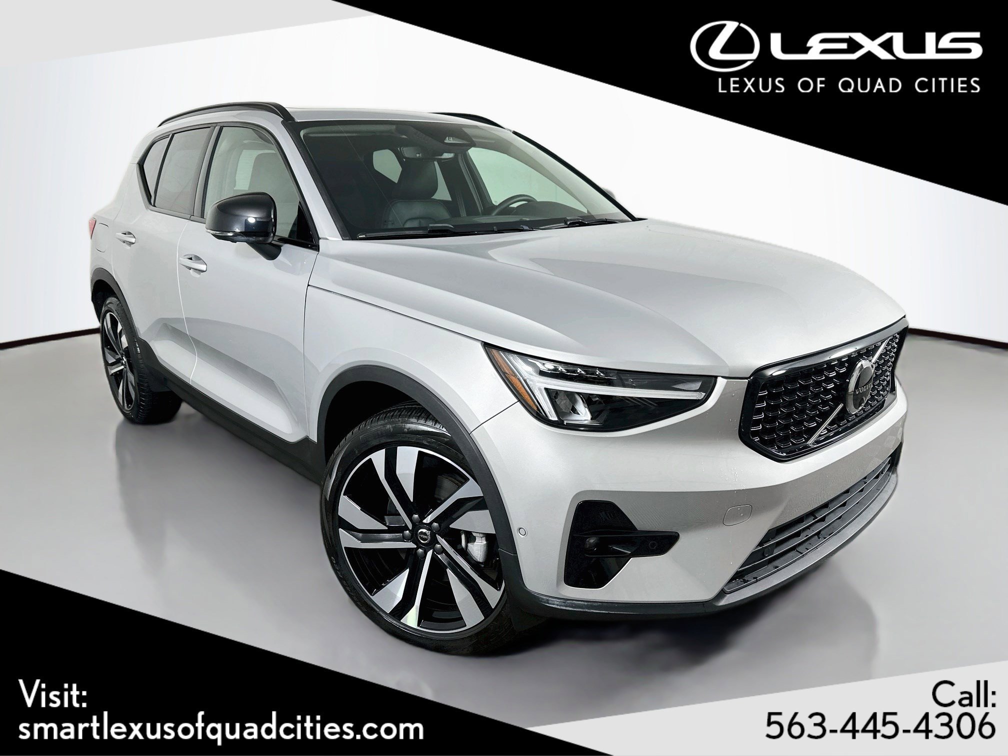 2025 Volvo XC40 B5 Plus Dark AWD's photo