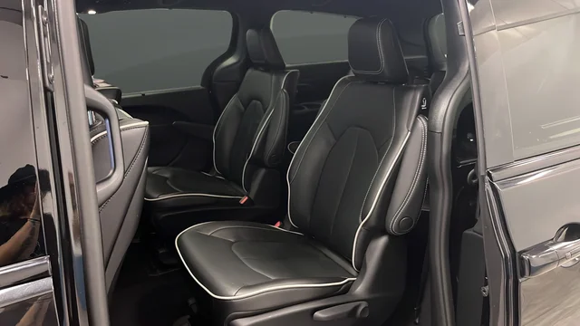 Used 2023 Brilliant Black Crystal Pearlcoat Chrysler Limited image 22