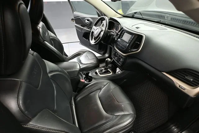 Used 2016 Gray Jeep Latitude image 44