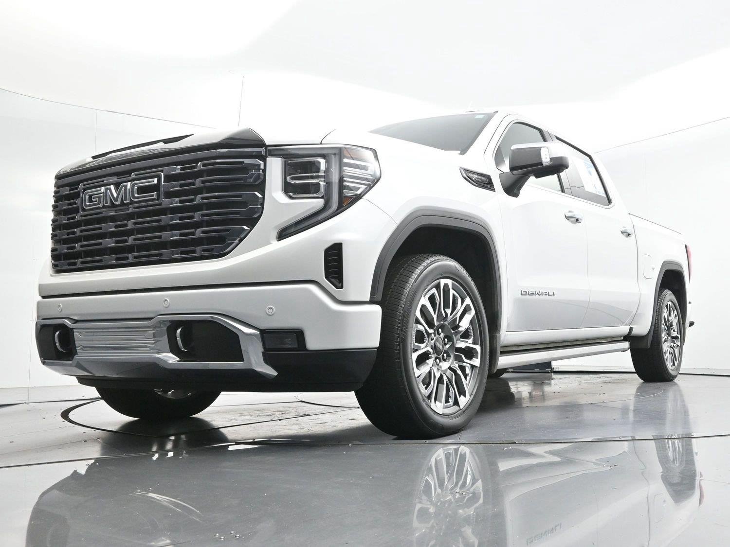 Used 2025 White Frost Tricoat GMC Denali Ultimate image 49