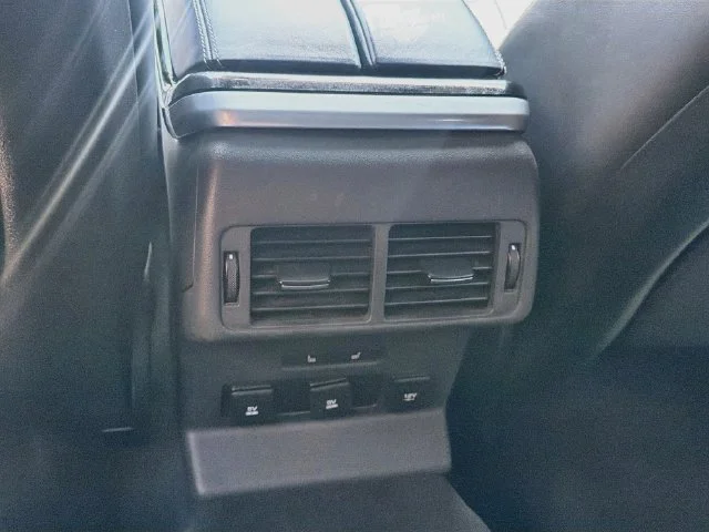 Used 2019  Land Rover R-Dynamic HSE image 23