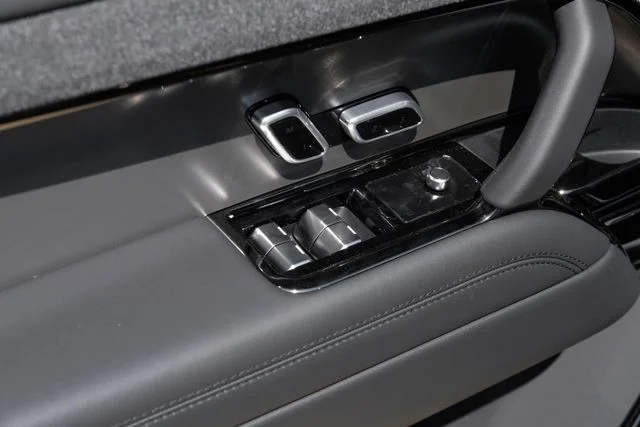New 2026 Santorini Black Land Rover Dynamic SE image 51
