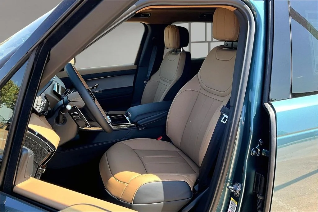 New 2026 Green Land Rover Dynamic SE image 9