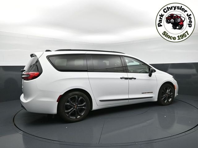 Used 2024 Chrysler Pacifica Touring L with VIN 2C4RC1BG9RR118498 for sale in Burnsville, Minnesota