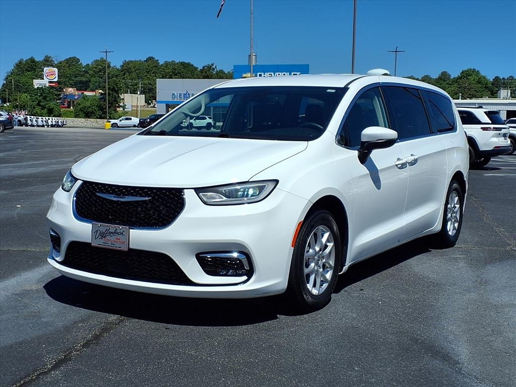 2023 Chrysler Pacifica Touring L's photo