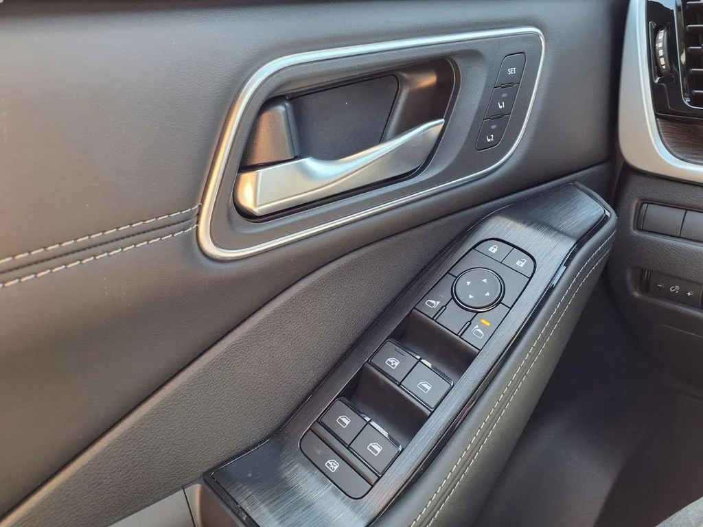 New 2026 Champagne Silver Metallic / Super Black Two-tone Nissan Platinum image 17