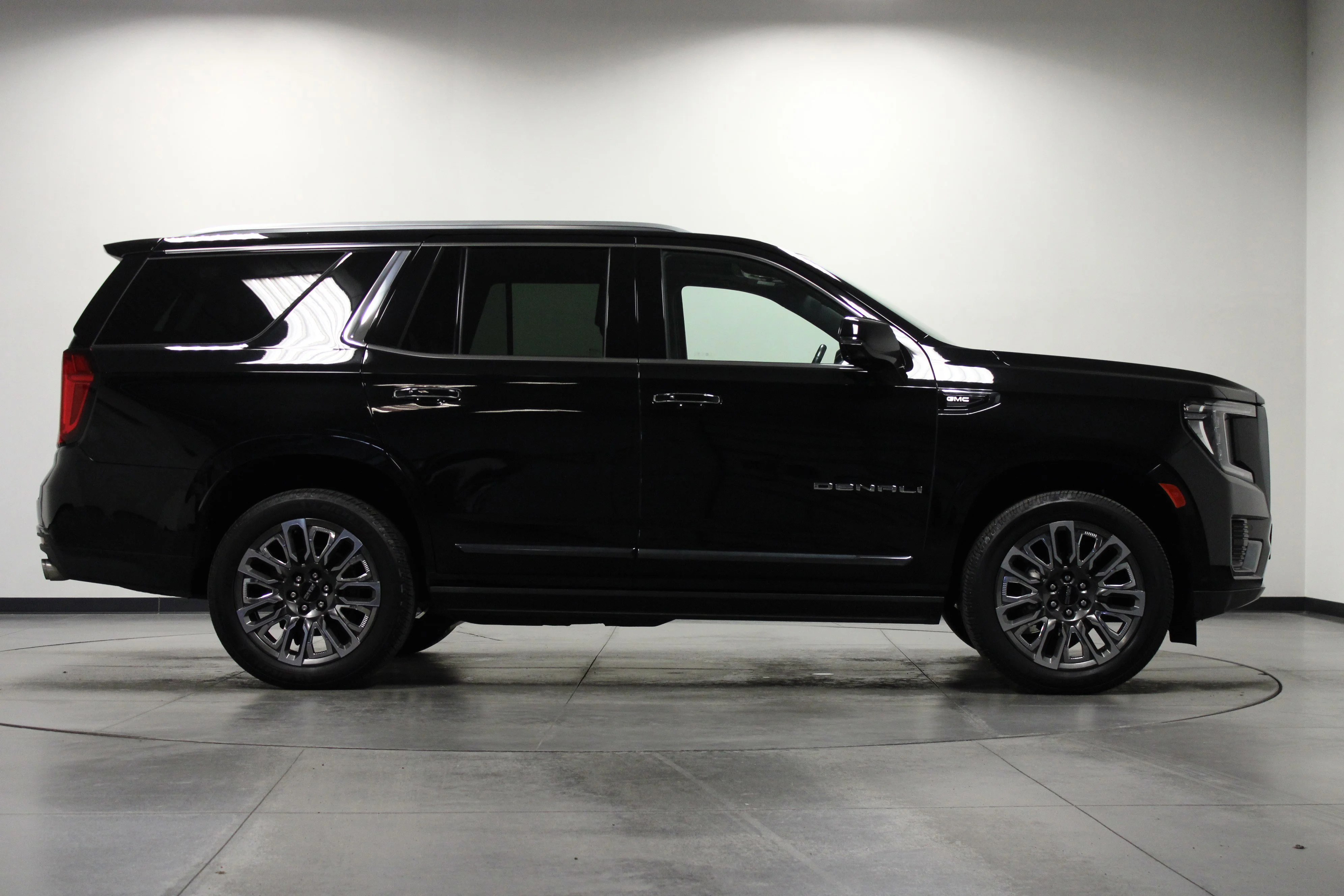 Used 2023 Onyx Black GMC Denali Ultimate image 2