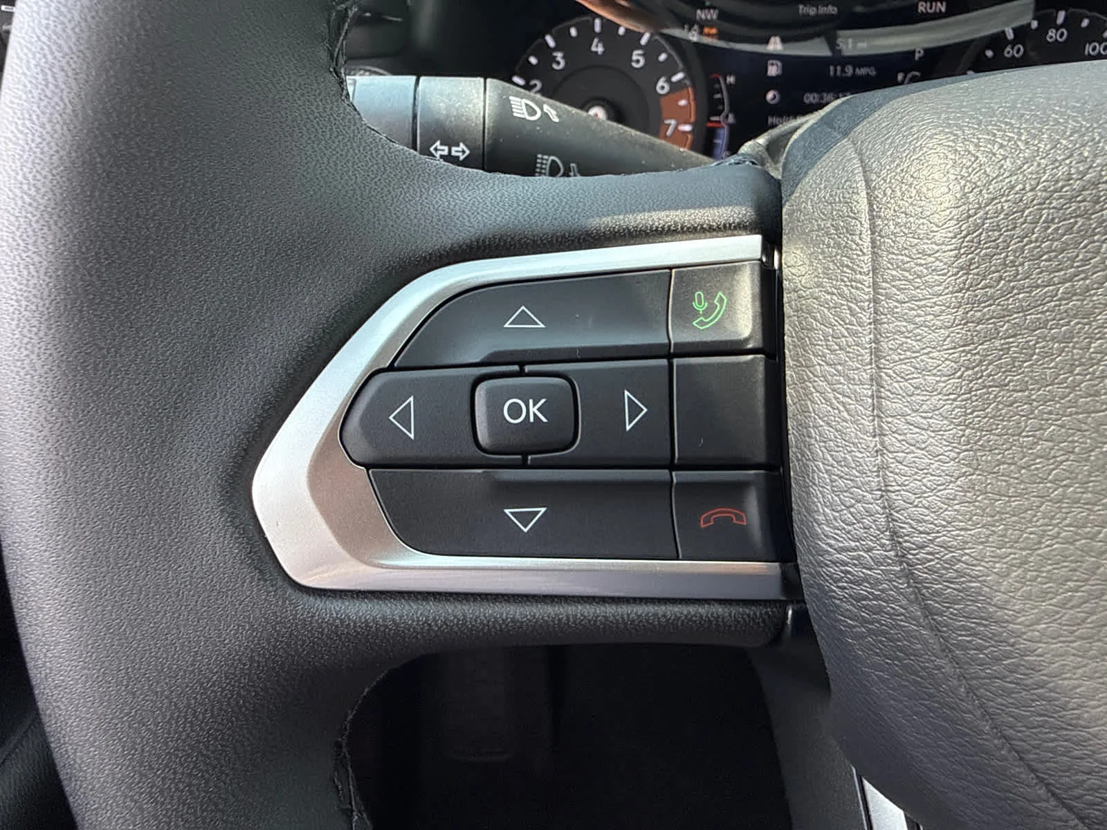 New 2026 Diamond Black Crystal Pearl-Coat Exterior Paint Jeep Latitude image 15