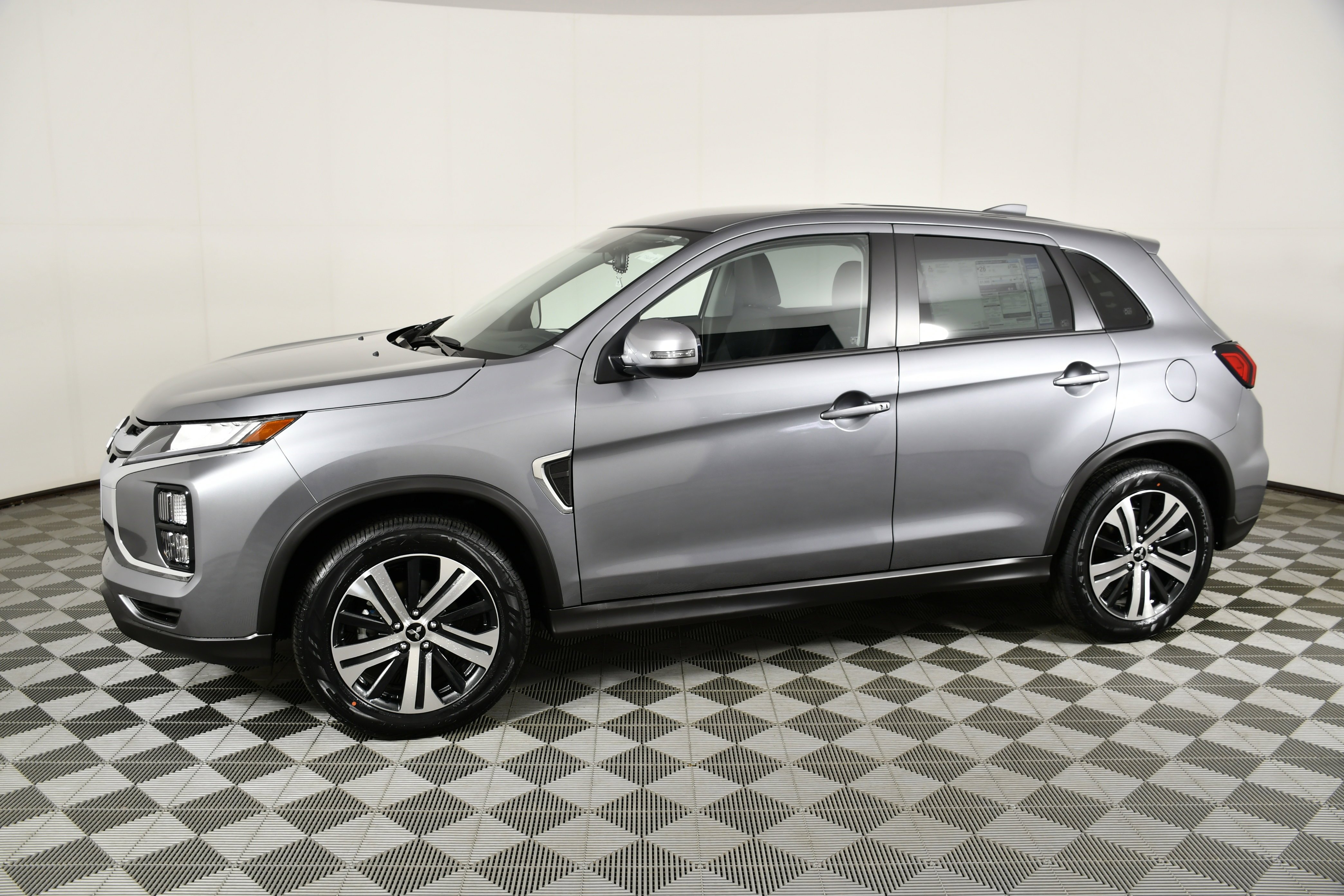 New 2026 Mercury Gray Metallic Mitsubishi SE image 9